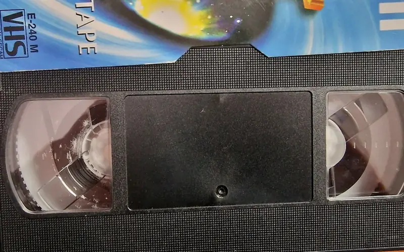 Poškodovana VHS kaseta