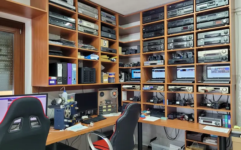 Delovna miza z video opremo za digitalizacijo kaset