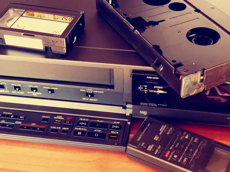 VHS-Kassetten und Videorekorder für die Digitalisierung
